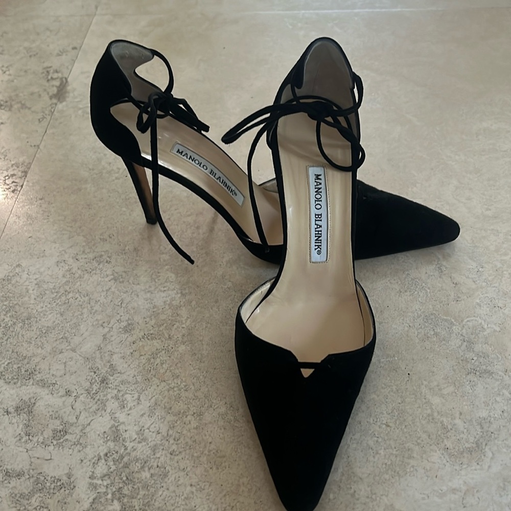 Manolo blahnik suede pumps with anke ties